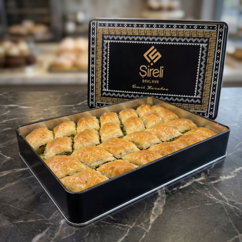 Premium Metal Kutu Fıstıklı Baklava – fotoğraf 3
