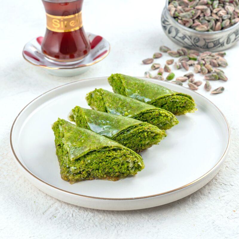 Yaprak Şöbiyet – fotoğraf 2